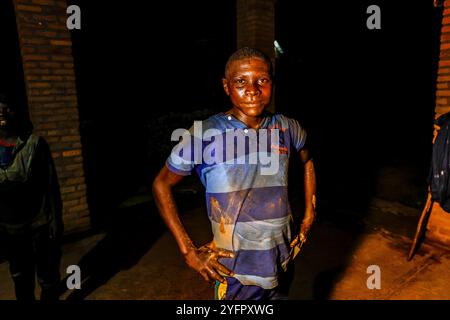 Coltivatore che porta le ciliegie di caffè in una stazione di lavaggio del caffè, nel distretto di Rutsiro, nella provincia settentrionale, in Ruanda Foto Stock