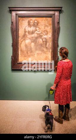 Royal Academy, Londra 5 novembre 2024 una visitatrice con il suo cane che guarda il Leonardo da Vinci, la Vergine con il bambino con Sant'Anna e il neonato San Giovanni Battista (il cartone animato casa burlington) c 1506-08 alla fine del XVI secolo, tre titani del Rinascimento italiano - Michelangelo, Leonardo e Raffaello - attraversarono brevemente i sentieri, in competizione per l'attenzione dei più potenti mecenati in Repubblicano Florence.from 5 novembre 2024 - 16 febbraio 2025.Paul Quezada-Neiman/Alamy Live News Credit: Paul Quezada-Neiman/Alamy Live News Foto Stock