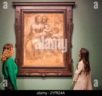 Royal Academy, Londra 5 novembre 2024 Leonardo da Vinci, il Viurgin e il bambino con Sant'Anna e il neonato San Giovanni Battista (il cartone animato di casa burlington) c 1506-08 alla fine del XVI secolo, tre titani del Rinascimento italiano - Michelangelo, Leonardo e Raffaello - hanno attraversato per breve tempo i sentieri, gareggiando per l'attenzione dei più potenti mecenati in Repubblicano Florence.from 5 novembre 2024 - 16 febbraio 2025.Paul Quezada-Neiman/Alamy Live Credit News: Paul Quezada-Neiman Live News: Paul Quezada-Alamy-Alamy Foto Stock