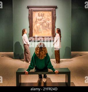 Royal Academy, Londra 5 novembre 2024 Leonardo da Vinci, il Viurgin e il bambino con Sant'Anna e il neonato San Giovanni Battista (il cartone animato di casa burlington) c 1506-08 alla fine del XVI secolo, tre titani del Rinascimento italiano - Michelangelo, Leonardo e Raffaello - hanno attraversato per breve tempo i sentieri, gareggiando per l'attenzione dei più potenti mecenati in Repubblicano Florence.from 5 novembre 2024 - 16 febbraio 2025.Paul Quezada-Neiman/Alamy Live Credit News: Paul Quezada-Neiman Live News: Paul Quezada-Alamy-Alamy Foto Stock