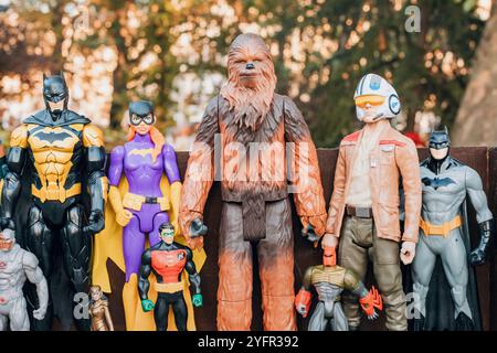 1° settembre 2024, Belgrado, Serbia: Statuette di supereroi e fantascienza in mostra in un festival di fumetti all'aperto, che mette in evidenza le icone della cultura pop Foto Stock