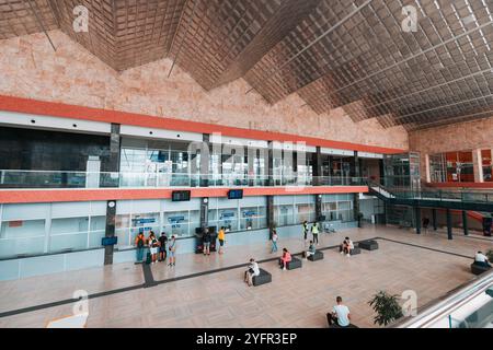 11 settembre 2024, Novi Sad, Serbia: Moderno terminal ferroviario, con i viaggiatori che si spostano attraverso gli spaziosi interni Foto Stock