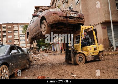 Paiporta, Valencia, Spagna - 4 novembre 2024. Effetti di DANA a Paiporta, l'epicentro del disastro, dove l'acqua dei burroni salì al livello delle strade causando inondazioni che coprivano le case degli abitanti. I commercianti furono distrutti dall'inarrestabile flusso di acqua e detriti. I binari della stazione della metropolitana sono appesi a diversi metri sopra il letto del burrone. Gli escavatori e i macchinari pesanti lavorano giorno e notte per accumulare macerie. La gente del posto porta fuori dalle proprie case tutti i mobili e gli effetti personali. Le forze militari arrivarono la notte del 2 novembre. Crediti: Roberto Arosio/Alamy Live News Foto Stock