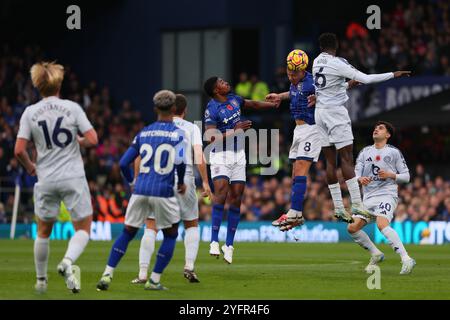 Kalvin Phillips di Ipswich Town e Wilfred Ndidi di Leicester City - Ipswich Town V Leicester City, Premier League, Portman Road, Ipswich, Regno Unito - 2 novembre 2024 solo uso editoriale - si applicano restrizioni DataCo Foto Stock