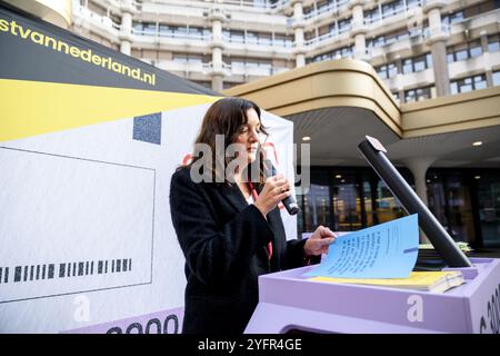 L'AIA - Sandra Beckerman (SP) durante una maratona di lettura ad alta voce presso l'edificio della camera dei rappresentanti. Durante la maratona, parlamentari, amministratori, dipendenti di college e studenti di obiezioni leggono a voce alta contro il cosiddetto langstudeerboete e anche i tagli all'istruzione superiore. ANP LINA SELG netherlands Out - belgio Out Foto Stock