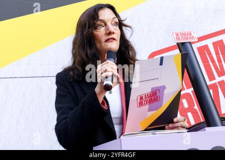 L'AIA - Sandra Beckerman (SP) durante una maratona di lettura ad alta voce presso l'edificio della camera dei rappresentanti. Durante la maratona, parlamentari, amministratori, dipendenti di college e studenti di obiezioni leggono a voce alta contro il cosiddetto langstudeerboete e anche i tagli all'istruzione superiore. ANP LINA SELG netherlands Out - belgio Out Foto Stock