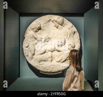 Royal Academy, Londra 5 novembre 2024 Michelangelo, la Vergine e il bambino e il bambino San Giovanni Battisti, C 1504 la mostra mostrerà alcuni dei migliori esempi di disegno rinascimentale italiano, tra cui il cartone animato di Leonardo Burlington House e gli studi di Leonardo e Michelangelo per i loro murales commissionati dal governo fiorentino per la nuova sala del consiglio di Palazzo Vecchio. Dal 5 novembre 2024 al 16 febbraio 2025. Paul Quezada-Neiman/Alamy Live News crediti: Paul Quezada-Neiman/Alamy Live News Foto Stock