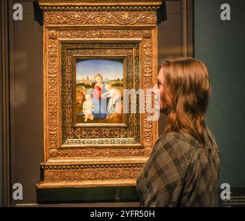 Royal Academy, Londra 5 novembre 2024 Raffaello, la Vergine del bambino con il bambino San Giovanni Battista, (la Madonna Esterhazy, c 1508 la mostra mostrerà alcuni dei più bei esempi di disegno rinascimentale italiano, tra cui il cartone animato della casa di Burlington di Leonardo e gli studi di Leonardo e Michelangelo per i loro murales commissionati dal governo fiorentino per la nuova sala del consiglio di Palazzo Vecchio. Dal 5 novembre 2024 al 16 febbraio 2025. Paul Quezada-Neiman/Alamy Live News crediti: Paul Quezada-Neiman/Alamy Live News Foto Stock