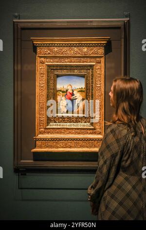Royal Academy, Londra 5 novembre 2024 Raffaello, la Vergine del bambino con il bambino San Giovanni Battista, (la Madonna Esterhazy, c 1508 la mostra mostrerà alcuni dei più bei esempi di disegno rinascimentale italiano, tra cui il cartone animato della casa di Burlington di Leonardo e gli studi di Leonardo e Michelangelo per i loro murales commissionati dal governo fiorentino per la nuova sala del consiglio di Palazzo Vecchio. Dal 5 novembre 2024 al 16 febbraio 2025. Paul Quezada-Neiman/Alamy Live News crediti: Paul Quezada-Neiman/Alamy Live News Foto Stock