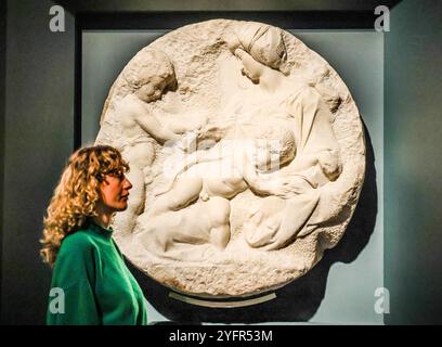 Royal Academy, Londra 5 novembre 2024 Michelangelo, la Vergine e il bambino con il bambino, San Giovanni Battista (Taddei tondo) c 1504La mostra mostrerà alcuni dei migliori esempi di disegno rinascimentale italiano, tra cui il cartone animato di Leonardo Burlington House e gli studi di Leonardo e Michelangelo per i loro murales commissionati dal governo fiorentino per la nuova sala del consiglio di Palazzo Vecchio. Dal 5 novembre 2024 al 16 febbraio 2025. Paul Quezada-Neiman/Alamy Live News crediti: Paul Quezada-Neiman/Alamy Live News Foto Stock