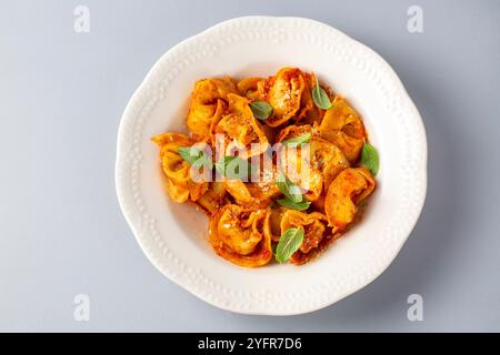 Tortellini italiani con salsa di pomodoro - cucina italiana Foto Stock