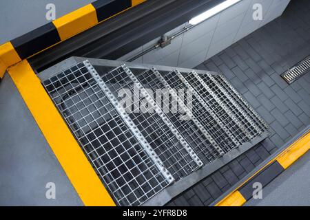 Pozzetto di ispezione nel garage del servizio auto. Vista dall'alto Foto Stock