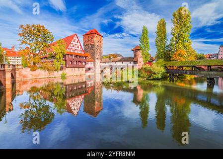 Norimberga, Germania. Colori autunnali e vista pittoresca delle vecchie case a graticcio, la vecchia Norimberga sulle rive del fiume Pegnitz, in Baviera. Foto Stock