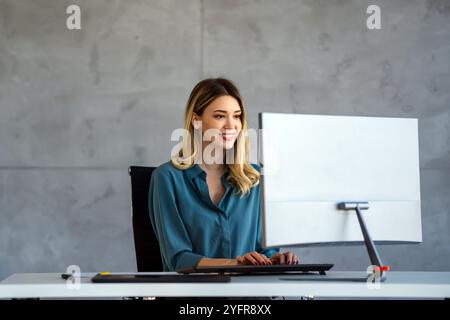 Dirigente professionista, lavoratore aziendale o addetto alle vendite, responsabile delle risorse umane che lavora in un ufficio moderno Foto Stock