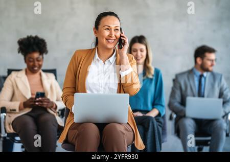 Concetto di formazione aziendale sul lavoro di squadra, navigazione su Internet, brainstorming, tecnologia informatica di progetto Foto Stock