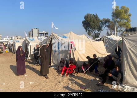 I palestinesi sfollati che sono fuggiti dalle operazioni dell'esercito israeliano nella Striscia di Gaza settentrionale hanno sfollato i palestinesi che sono fuggiti dalle operazioni dell'esercito israeliano nella Striscia di Gaza settentrionale, hanno allestito tende da utilizzare come rifugi temporanei allo stadio sportivo Yarmouk, un tempo arena di calcio, a Gaza City il 5 novembre 2024, in mezzo alla guerra in corso tra Israele e il gruppo palestinese di Hamas. Foto di Hadi Daoud apaimages Gaza Striscia di Gaza territorio palestinese 051124 Gaza HD 006 Copyright: XapaimagesxHadixDaoudxxapaimagesx Foto Stock