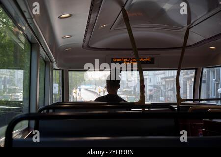 Una giovane donna solitaria siede sul sedile anteriore e sul ponte superiore di un autobus di Londra mentre viaggia lungo Piccadilly verso Victoria, il 4 novembre 2024, a Londra, Inghilterra. Foto Stock