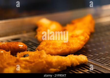 fish and chips da asporto, salsicce e patatine fritte Foto Stock