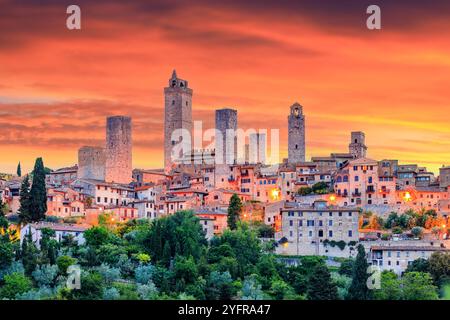 San Gimignano, Toscana, Italia. Vista sulla città. città medievale all'alba. Foto Stock