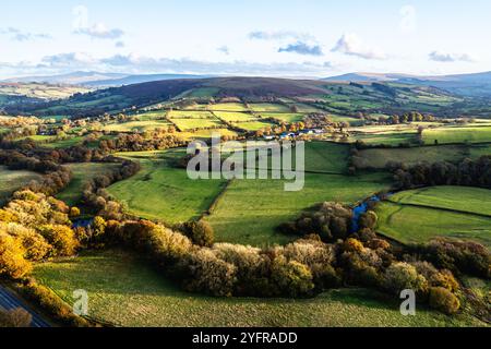 Fattorie sul Trecastle da un drone al tramonto, Brecon Beacons National Park, Powys, Galles, Inghilterra Foto Stock
