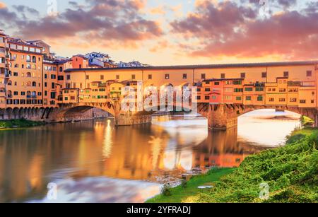 Firenze, Italia. Ponte Vecchio ponte sul fiume Arno al crepuscolo. Foto Stock