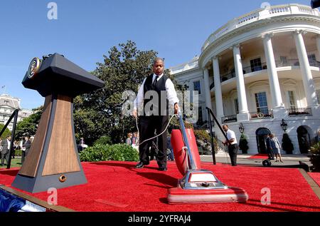 Washington, sconosciuto. 5 novembre 2024. Foto del file datata 6 novembre 2008 - foto dietro le quinte alla Casa Bianca di Washington, DC, USA. - Gli elettori americani vanno alle urne martedì per scegliere il loro prossimo presidente. I risultati elettorali STATUNITENSI vengono talvolta dichiarati entro poche ore dalla chiusura dei sondaggi, ma la stretta competizione di quest'anno potrebbe comportare un'attesa più lunga. Il Vicepresidente democratico Kamala Harris e il repubblicano Donald Trump, l'ex presidente, sono settimane che corrono al collo. Foto di Olivier Douliery/ABACAPRESS. COM Local Caption 168597 001 credito: Abaca Press/Alamy Live News Foto Stock