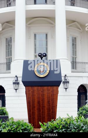 Washington, sconosciuto. 5 novembre 2024. Foto del file del 6 novembre 2008 - la Casa Bianca si prepara all'inaugurazione del presidente eletto Barack Obama, a Washington, DC, USA. - Gli elettori americani vanno alle urne martedì per scegliere il loro prossimo presidente. I risultati elettorali STATUNITENSI vengono talvolta dichiarati entro poche ore dalla chiusura dei sondaggi, ma la stretta competizione di quest'anno potrebbe comportare un'attesa più lunga. Il Vicepresidente democratico Kamala Harris e il repubblicano Donald Trump, l'ex presidente, sono settimane che corrono al collo. Foto di Olivier Douliery/ABACAPRESS. COM credito: Abaca Press/Alamy Live News Foto Stock