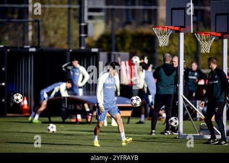 ROTTERDAM - in-beom Hwang del Feyenoord durante una sessione di allenamento presso il complesso di allenamento 1908 prima della partita di Champions League contro il Red Bull Salzburg. ANP ROBIN VAN LONKHUIJSEN Foto Stock