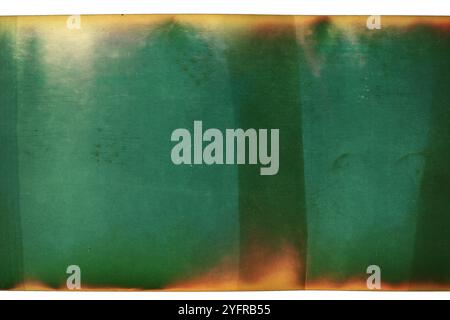 Pellicola negativa da 120 mm di colore grungy isolata su sfondo bianco. Pellicola di formato medio su sfondo bianco, segnaposto per foto retrò. Foto Stock