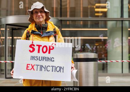 28 ottobre 2024. Città di Londra, Regno Unito. Extinction Rebellion “assicurare la nostra sopravvivenza” protesta. Per tre giorni questa settimana, migliaia di persone che sostengono l’assicurazione di XR la nostra campagna di sopravvivenza hanno organizzato proteste e azioni di alto profilo nella City di Londra chiedendo agli assicuratori di smettere di assicurare tutti i nuovi progetti di petrolio, gas e carbone. I progetti di combustibili fossili – carbone, gas e petrolio – non possono funzionare senza assicurazione. Questo pone il settore assicurativo in una posizione di potere unico per avere un impatto sul futuro del nostro mondo. Extinction Rebellion dice: Perché gli assicuratori target? L'assicurazione è il tallone d'Achille del mondo f Foto Stock