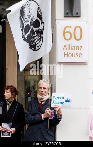 28 ottobre 2024. Allianz Insurance, City of London, Regno Unito. Extinction Rebellion “assicurare la nostra sopravvivenza” protesta. Per tre giorni questa settimana, migliaia di persone che sostengono l’assicurazione di XR la nostra campagna di sopravvivenza hanno organizzato proteste e azioni di alto profilo nella City di Londra chiedendo agli assicuratori di smettere di assicurare tutti i nuovi progetti di petrolio, gas e carbone. I progetti di combustibili fossili – carbone, gas e petrolio – non possono funzionare senza assicurazione. Questo pone il settore assicurativo in una posizione di potere unico per avere un impatto sul futuro del nostro mondo. Extinction Rebellion dice: Perché gli assicuratori target? L'assicurazione e' l'Achille Foto Stock