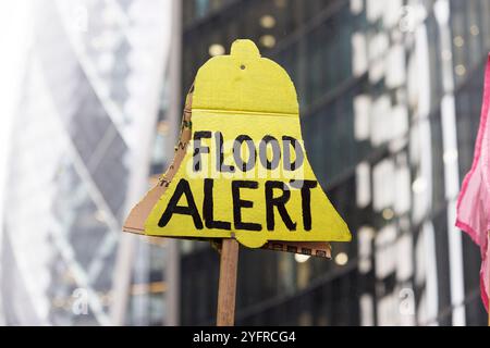 28 ottobre 2024. Città di Londra, Regno Unito. Extinction Rebellion “assicurare la nostra sopravvivenza” protesta. Per tre giorni questa settimana, migliaia di persone che sostengono l’assicurazione di XR la nostra campagna di sopravvivenza hanno organizzato proteste e azioni di alto profilo nella City di Londra chiedendo agli assicuratori di smettere di assicurare tutti i nuovi progetti di petrolio, gas e carbone. I progetti di combustibili fossili – carbone, gas e petrolio – non possono funzionare senza assicurazione. Questo pone il settore assicurativo in una posizione di potere unico per avere un impatto sul futuro del nostro mondo. Extinction Rebellion dice: Perché gli assicuratori target? L'assicurazione è il tallone d'Achille del mondo f Foto Stock