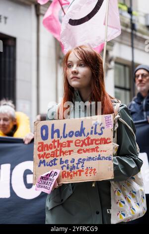 28 ottobre 2024. Città di Londra, Regno Unito. Extinction Rebellion “assicurare la nostra sopravvivenza” protesta. Per tre giorni questa settimana, migliaia di persone che sostengono l’assicurazione di XR la nostra campagna di sopravvivenza hanno organizzato proteste e azioni di alto profilo nella City di Londra chiedendo agli assicuratori di smettere di assicurare tutti i nuovi progetti di petrolio, gas e carbone. I progetti di combustibili fossili – carbone, gas e petrolio – non possono funzionare senza assicurazione. Questo pone il settore assicurativo in una posizione di potere unico per avere un impatto sul futuro del nostro mondo. Extinction Rebellion dice: Perché gli assicuratori target? L'assicurazione è il tallone d'Achille del mondo f Foto Stock