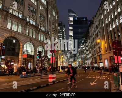 Londra, Regno Unito. 4 novembre 2024. I ciclisti attraversano Londra in serata. Credito: Julia Kilian/dpa/Alamy Live News Foto Stock