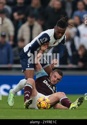 John McGinn di Aston Villa e Destiny Udogie di Tottenham Hotspur - Tottenham Hotspur V Aston Villa, Premier League, Tottenham Hotspur Stadium, Londra, Regno Unito - 3 novembre 2024 solo uso editoriale - si applicano restrizioni DataCo Foto Stock