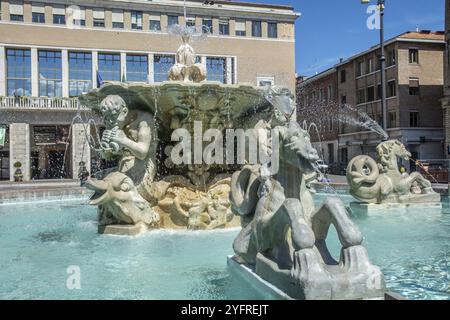 Fontana in Piazza del popolo con Palazzo Ducale Malatesta sullo sfondo a Pesaro, Marche, Italia, Europa meridionale, Europa Foto Stock