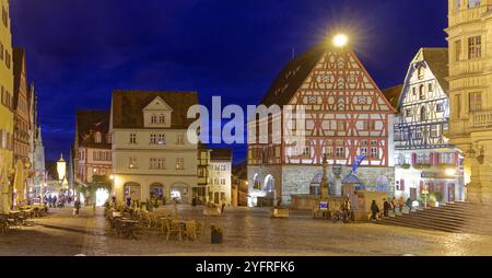 La piazza del mercato nel centro storico di Rothenburg ob der Tauber, illuminata di notte. Rothenburg, Baviera, Germania, Europa Foto Stock