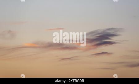 Nuvole di colore arancione all'alba Foto Stock