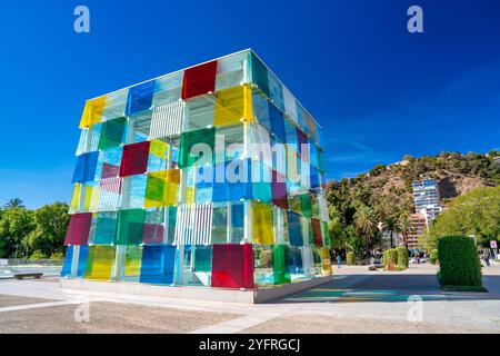 Malaga, Spagna - 14 aprile 2023: Il colorato cubo di vetro della galleria d'arte moderna Centre Pompidou Malaga. Foto Stock