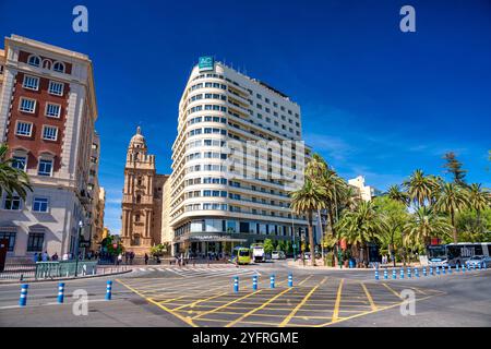 Malaga, Spagna - 14 aprile 2023: Vista esterna del Marriott Hotel nel centro della città. Foto Stock