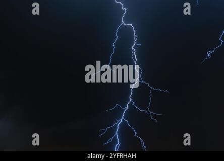 Fulmine blu elettrico nel cielo notturno tempestoso. Francia Foto Stock