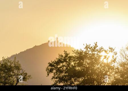 Sagome di montagne al tramonto con la cima del castello di haut koenigsbourg. Alsazia, Francia, Europa Foto Stock