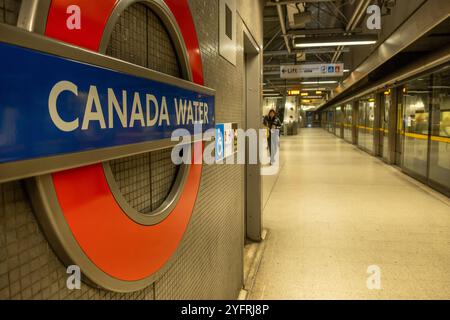 LONDRA - 30 OTTOBRE 2024: Canada Water Station. Stazione della metropolitana e Overground a SE16 sud-est di Londra Foto Stock