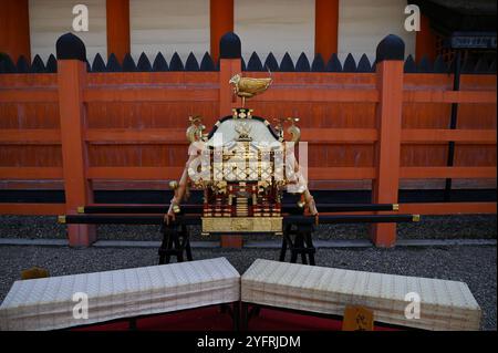 "Mikoshi" dorato in miniatura, un palanchino religioso sacro sul terreno del Santuario Shintoista Sumiyoshi-Taisha a Osaka, Giappone. Foto Stock