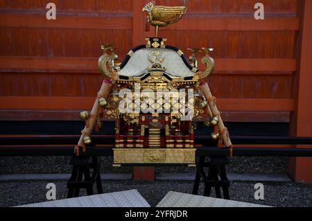 "Mikoshi" dorato in miniatura, un palanchino religioso sacro sul terreno del Santuario Shintoista Sumiyoshi-Taisha a Osaka, Giappone. Foto Stock