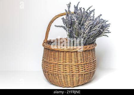 Bouquet di fiori di lavanda in un cestino di vimini. Isolato su sfondo Foto Stock