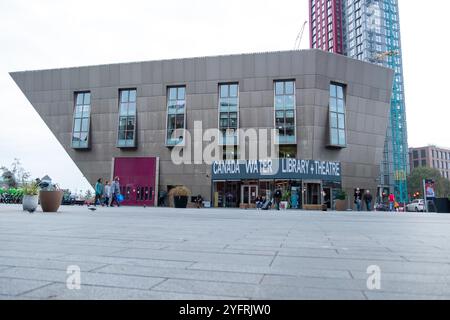 LONDRA - 30 OTTOBRE 2024: Canada Water Library + Theatre - ospita eventi teatrali, musicali, danze, commedie, letterarie ed eventi della comunità. Foto Stock
