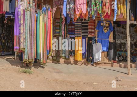 Negozio colorato per turisti a Ksar di Ait-ben-Haddou. Marocco Foto Stock