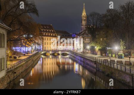 La Petite France nel periodo natalizio, un pittoresco quartiere del centro storico di Strasburgo. Patrimonio dell'umanità dell'UNESCO. BAS-Rhin, ALS Foto Stock