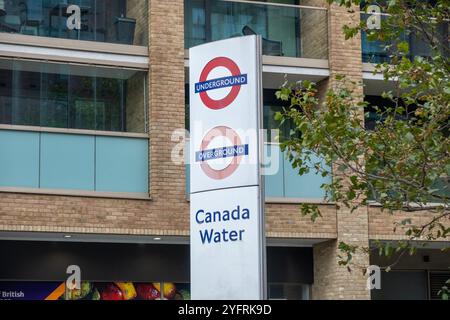 LONDRA - 30 OTTOBRE 2024: Canada Water Station. Stazione della metropolitana e Overground a SE16 sud-est di Londra Foto Stock
